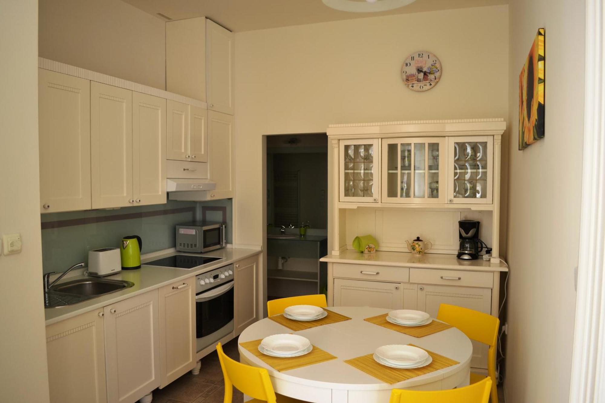 Sunflower 2bdr Flat By Ruterra Prag