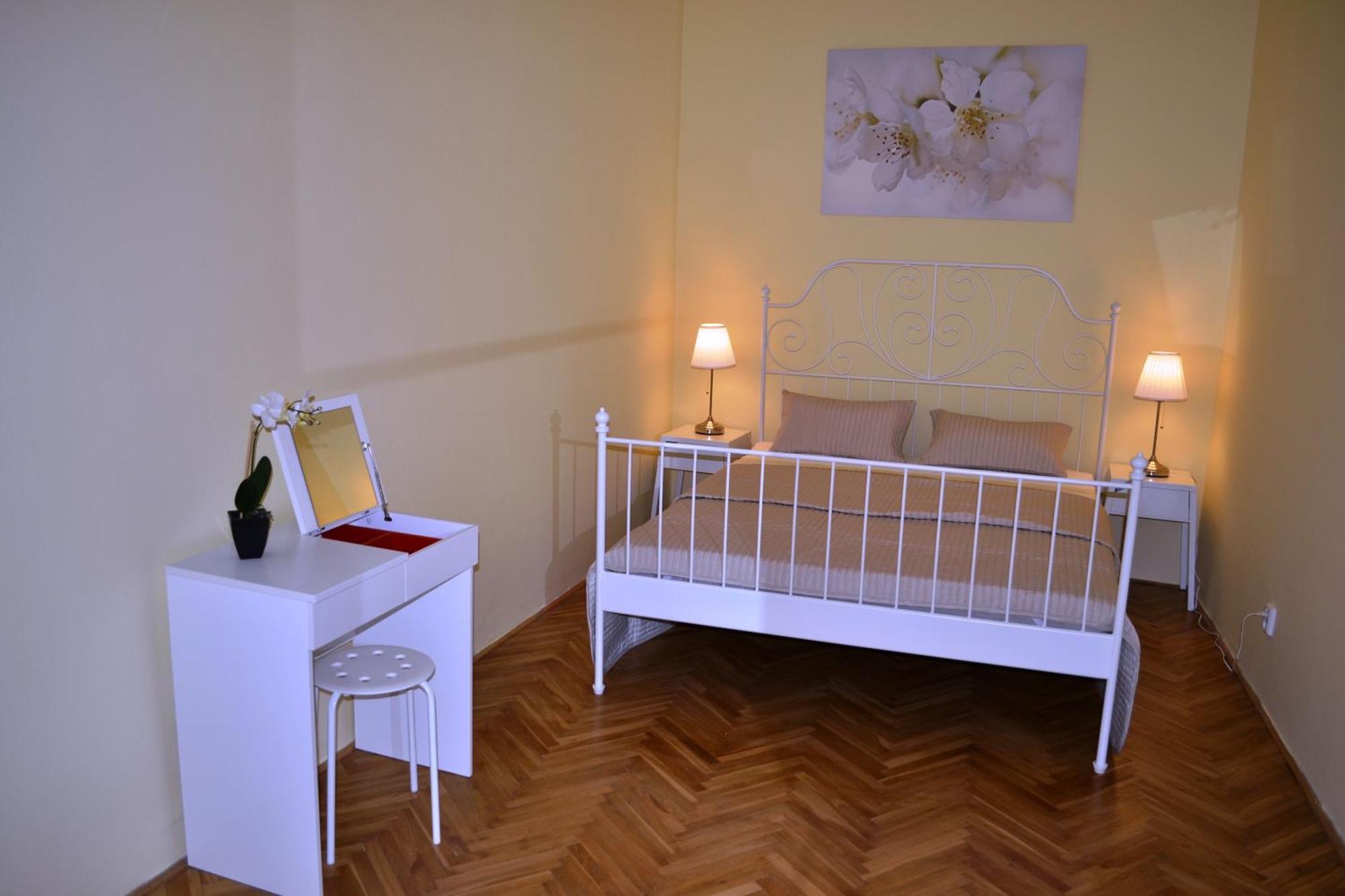 Sunflower 2bdr Flat By Ruterra Prag